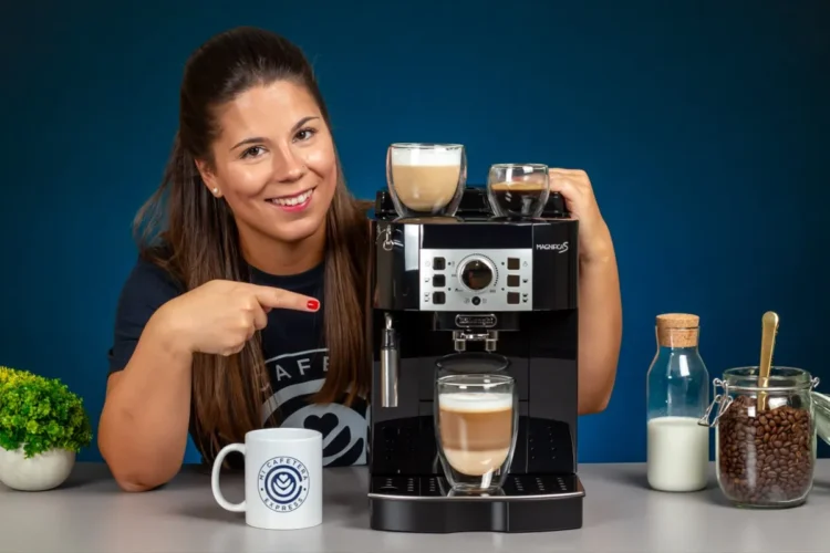 Verónica con la cafetera Delonghi Magnifica S y varios cafés