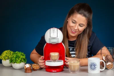 Verónica junto a la cafetera de cápsulas Dolce Gusto Mi Me y varios cafés