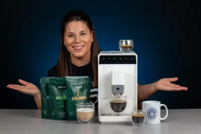 Verónica junto a la cafetera Incapto Aura y varias bebidas