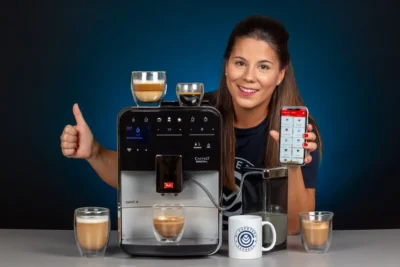 Verónica muestra la APP Melitta Connect junto a la cafetera Barista TS Smart