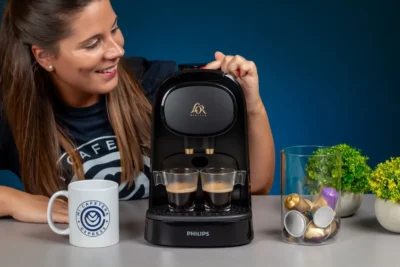 Verónica junto a la cafetera Philips L'OR Barista y varias tazas de café