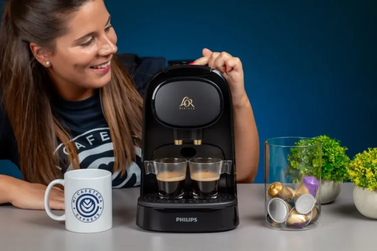 Verónica junto a la cafetera Philips L'OR Barista y varias tazas de café