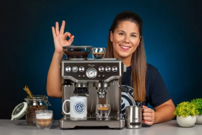 Verónica junto a cafetera Sage Barista Express, sus accesorios y varios cafés