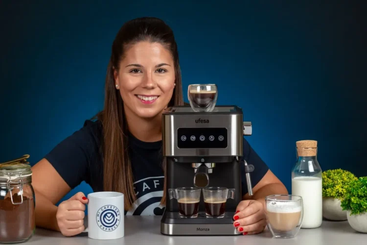 Plano general de Verónica junto a la cafetera Ufesa Monza y algunas bebidas